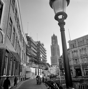 121766 Gezicht op de Stadhuisbrug en het Stadhuis te Utrecht met op de achtergrond de Vismarkt en de Domtoren.